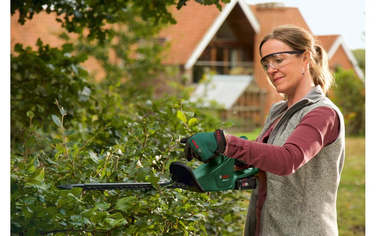 Bosch EasyHedgeCut 18-52-13 Akku-Heckenschere – 18 V – Schwertlänge 520 mm – 1×2,0 Ah & Ladegerät