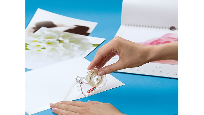 TESA Doppelseitiges Fotoklebeband – mit Abroller – permanent, Kunststoff, 12 mm × 7,5 m, transparent