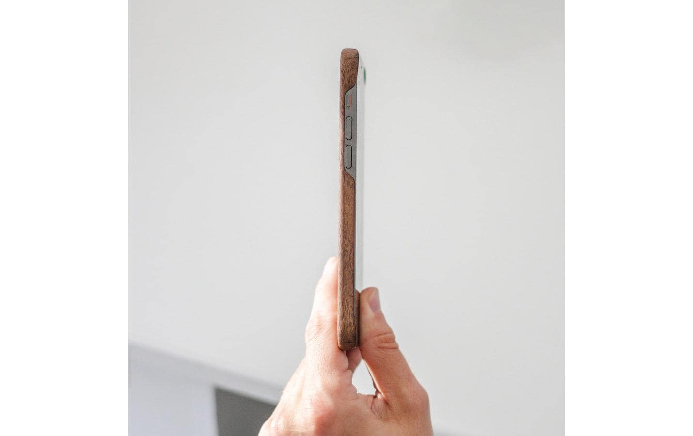 Woodcessories Backcover – für Apple iPhone 14 Plus – Walnuss – Aramidfasern