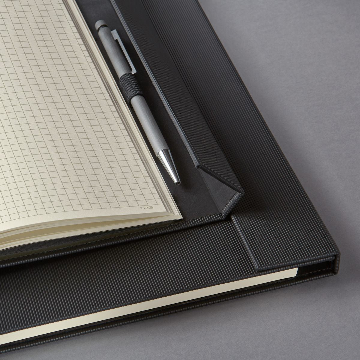 Sigel Notizbuch, 245 × 315 mm, kariert, Fadenheftung, 194 Seiten, 80 g/m² – schwarz