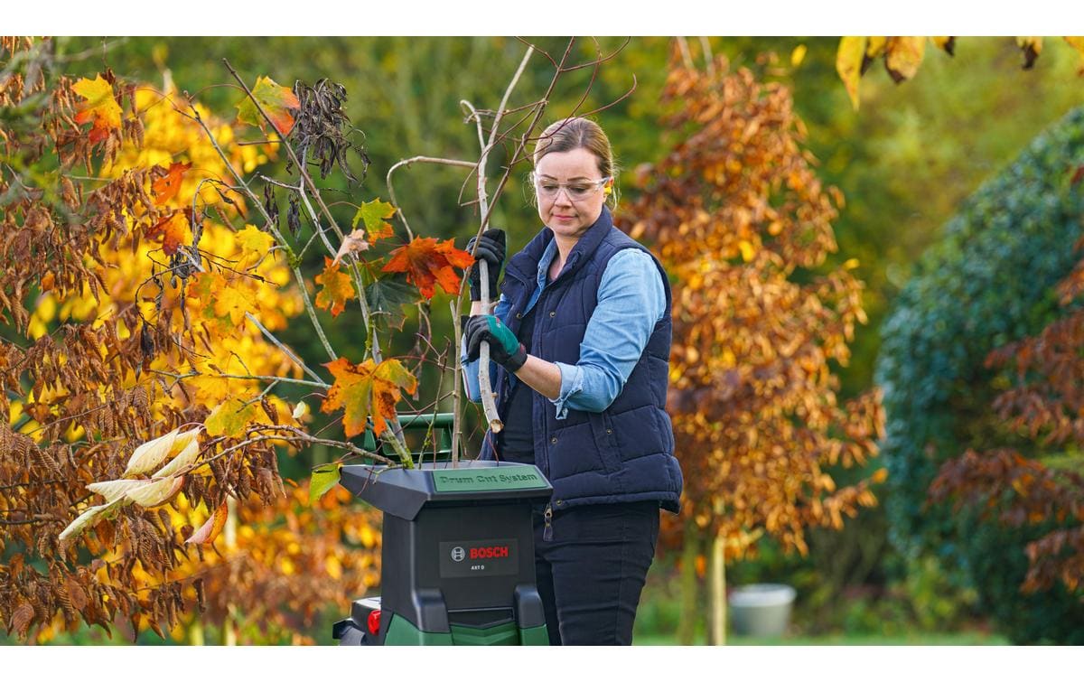 Bosch AXT 22 D – 2200 W – Max. Ast-Durchmesser 38 mm – 53 l Sammelbox – Netzbetrieb