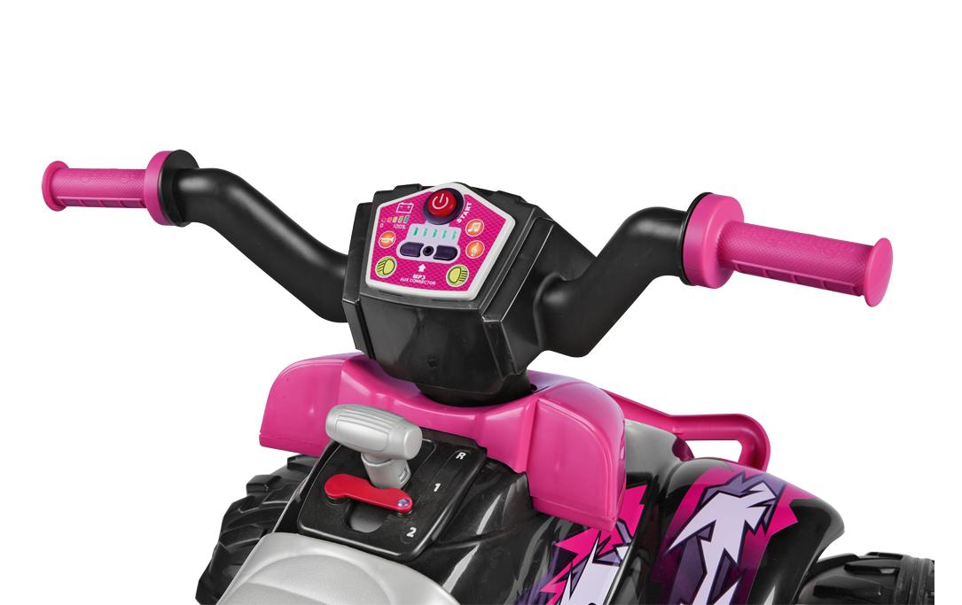 Peg Perego Aufsitz-Quad – 12 V, 6,7 km/h, 40 kg – 64,5 × 99,5 × 65,5 cm – ab 3 Jahren – schwarz/pink