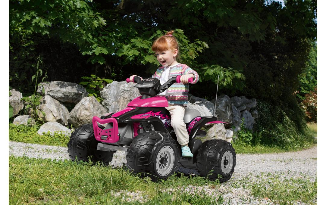 Peg Perego Aufsitz-Quad – 12 V, 6,7 km/h, 40 kg – 64,5 × 99,5 × 65,5 cm – ab 3 Jahren – schwarz/pink