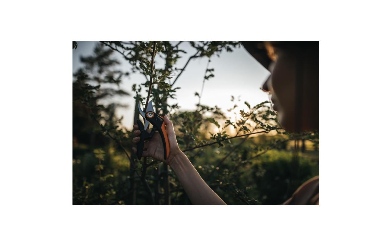 Fiskars Plus PowerLever P721 – Gartenschere 24 mm Schnittbreite, Sicherheitssperre, Schwarz/Orange