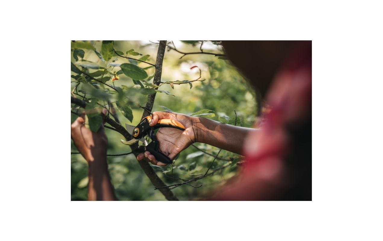 Fiskars Plus PowerLever P721 – Gartenschere 24 mm Schnittbreite, Sicherheitssperre, Schwarz/Orange