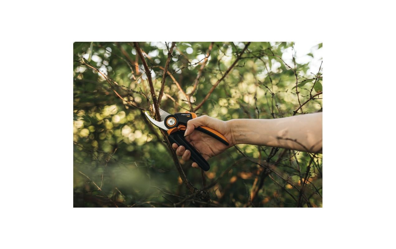 Fiskars M P921 – Bypass Gartenschere 24 mm, Edelstahl, weicher Griff, schwarz, orange