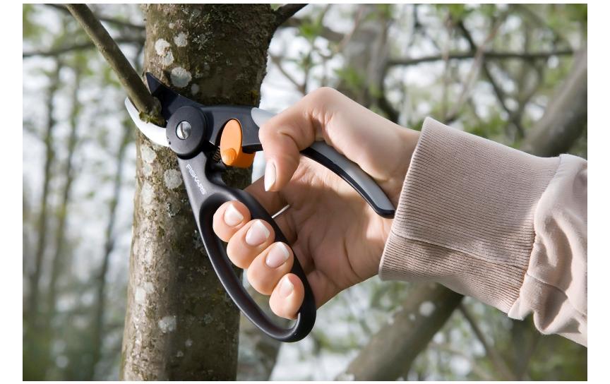 Fiskars Elegance P44 – Bypass-Gartenschere 201 mm, Schnittbreite 20 mm, Sicherheitssperre, Schwarz
