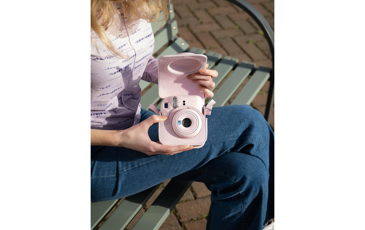 Fujifilm Kameratasche – Kompaktes Etui mit Schulterriemen – für Instax Mini 12 – Pink
