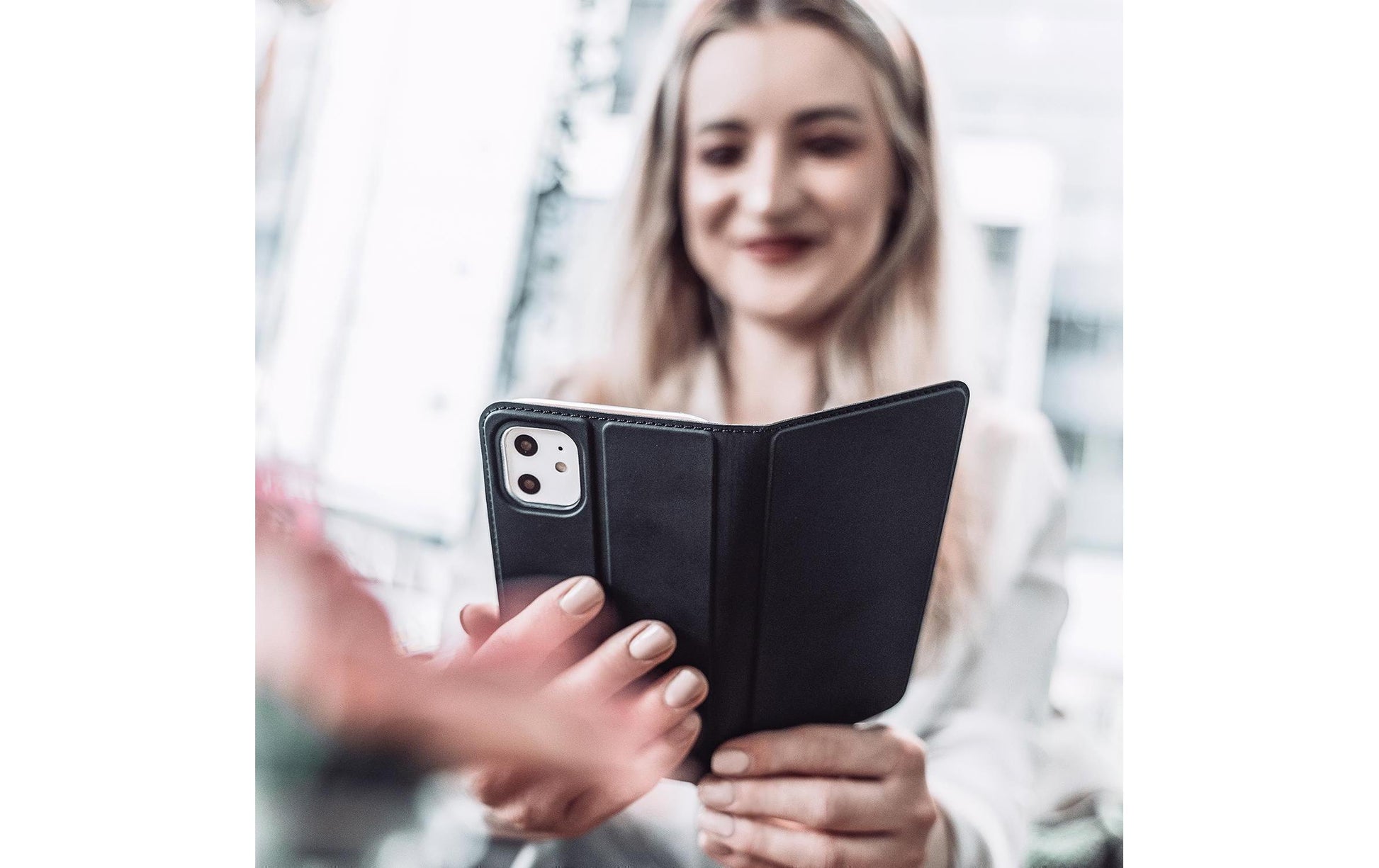 4smarts Urban Lite Folio – für Apple iPhone 15 Plus, mit Ständer, mit Kartenfach, TPU, schwarz