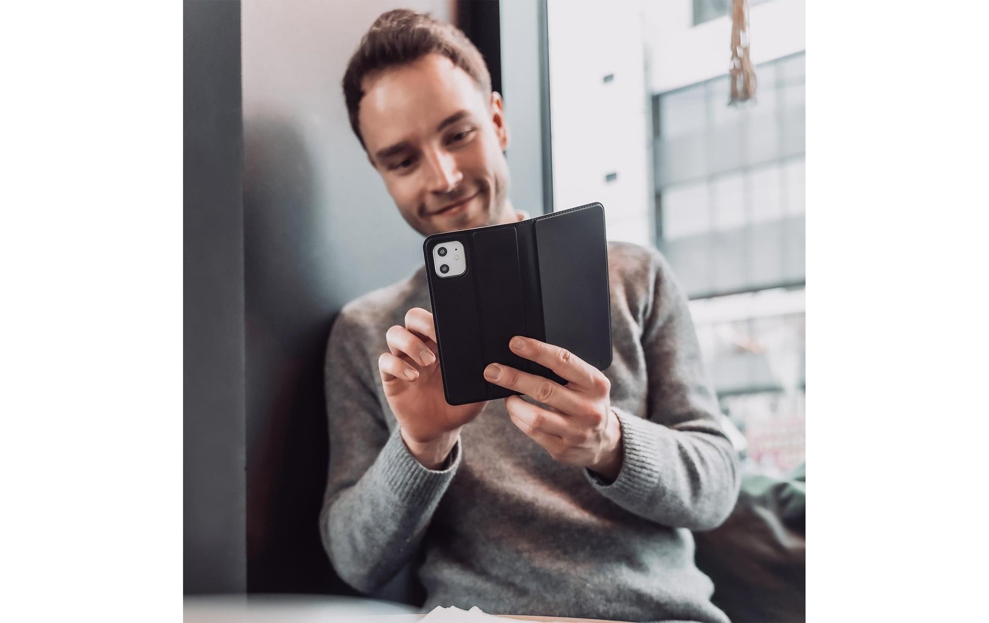 4smarts Urban Lite Folio – für Apple iPhone 15 Plus, mit Ständer, mit Kartenfach, TPU, schwarz