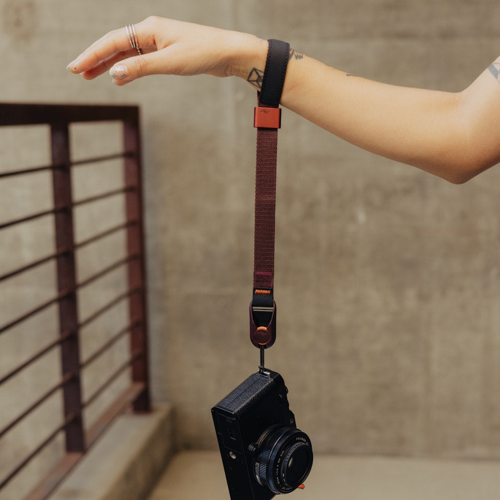 Peak Design Cuff Handriemen – 20–29 cm, 51 mm, veganes Leder – für Digitalkamera – Blau