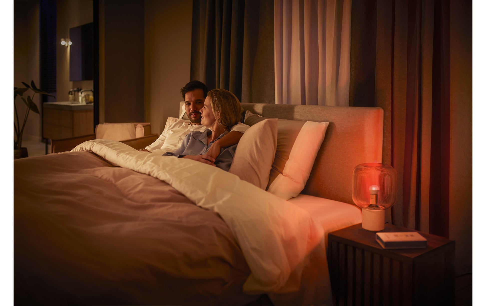 Philips by Signify Philips Hue Smart-Leuchtmittel E14 – RGBW, 2000–6500 K, 470 lm, 5,1 W, Bluetooth/Zigbee – für Hue Bridge