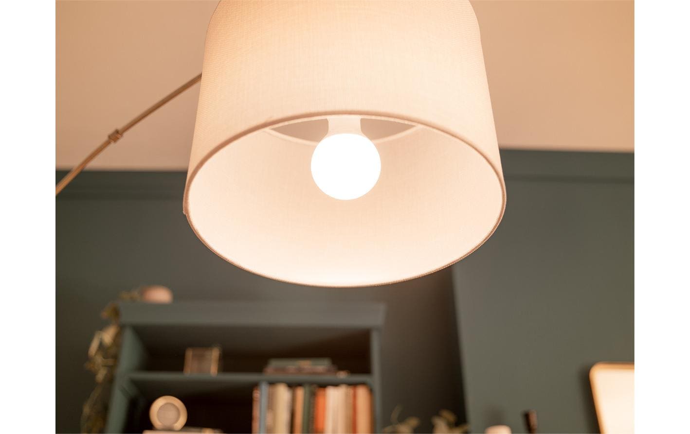 Philips by Signify Philips LED-Leuchtmittel E27 A-Form – Warmweiss 2700 K, 1521 lm, 13 W – IP20 – 2 Stk. – Weiss/Aluminium