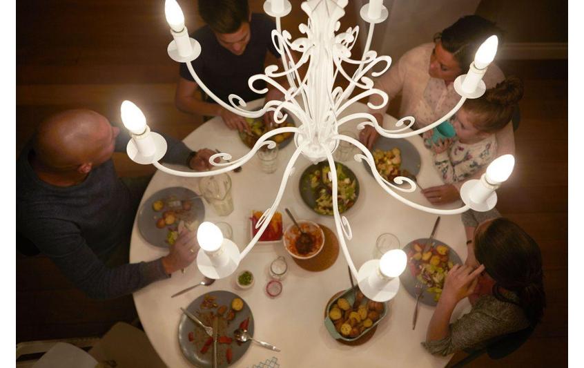 Philips by Signify Philips LED-Leuchtmittel E14 Kerze B35 – 470 lm, 4,9 W, Warmweiss 2700 K – 3 Stk. – Weiss, Glas