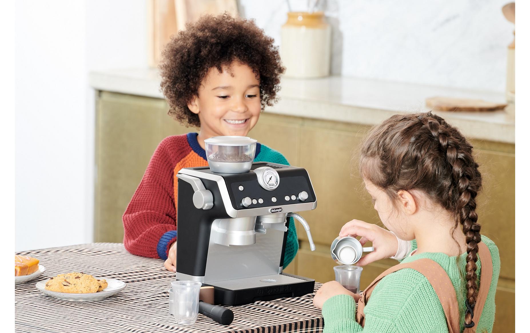 Casdon Spielzeug-Kaffeemaschine – Barista – batteriebetrieben, 2 × AAA – 16 × 28,5 × 25 cm – 1 Stück – ab 3 J.