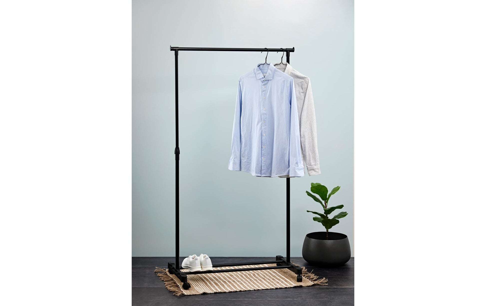 Schou Garderobenständer (verstellbar, 10 kg Tragkraft) – Metall/Kunststoff – schwarz – 1700 mm
