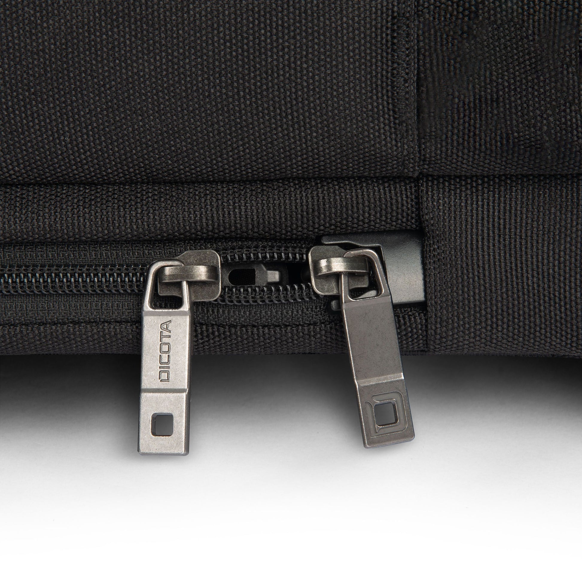 DICOTA Top Traveller FIVE Notebook-Tasche bis 14" – Verschliessbar, Trolley-Band – Schwarz