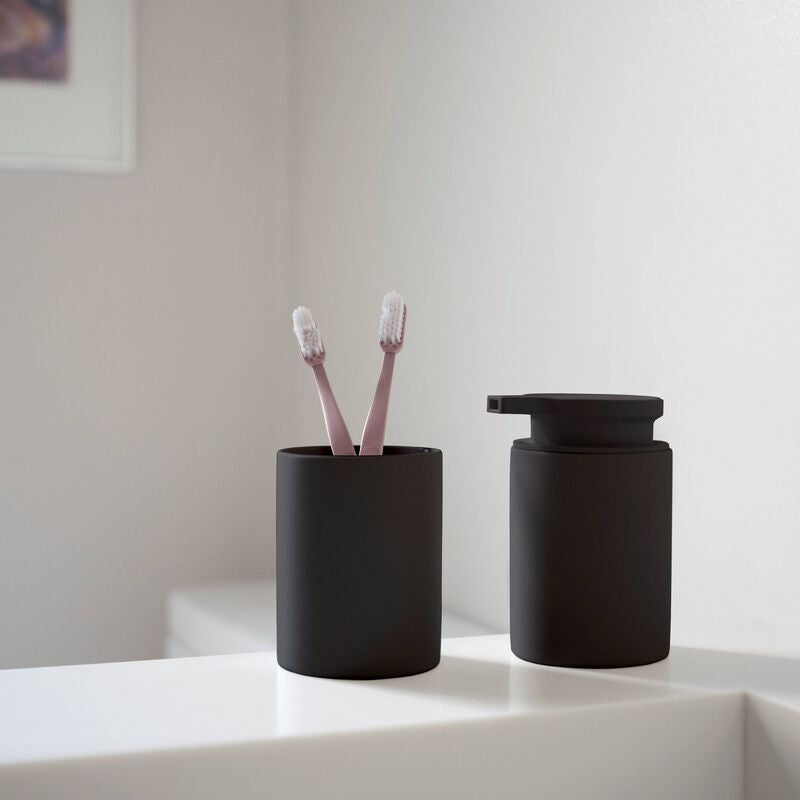 Zone Denmark Karma Zahnbürstenhalter – Ø7,6×10 cm, Steingut, Schwarz