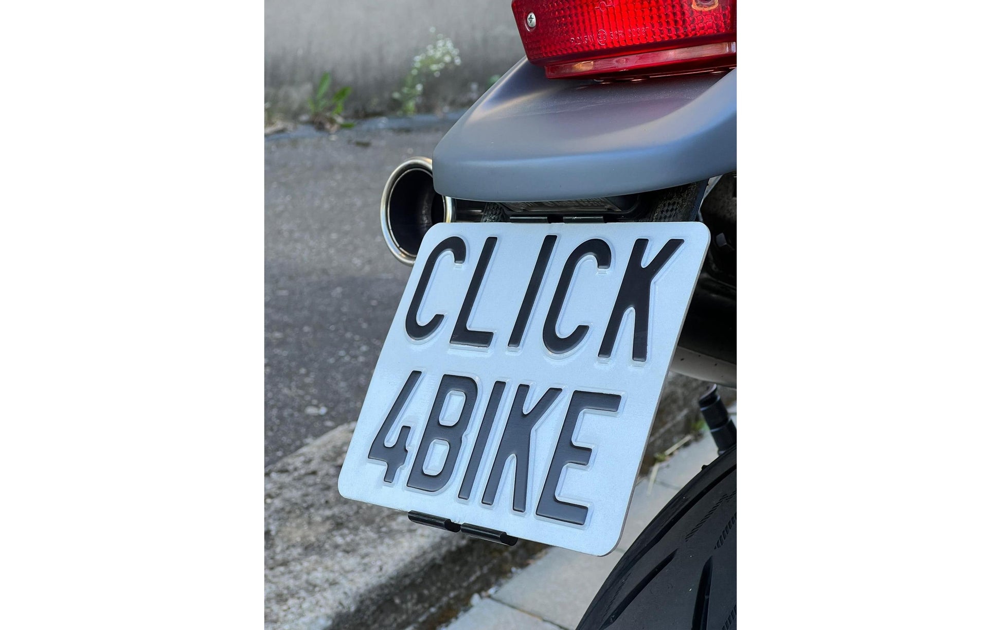 21CARS Wechselrahmen – für Motorrad-Kennzeichen (bis 5-stellig) – Klicksystem – schwarz – 2 Stk.