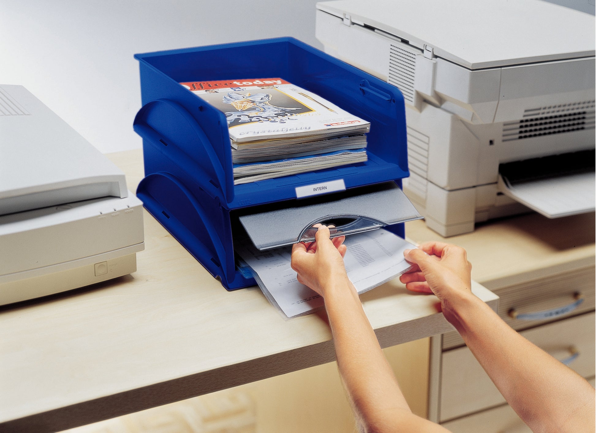 Leitz Stapelbarer Briefkorb mit Griffausschnitt, Beschriftungsfeld, Blau, B 285 × H 125 × T 385 mm