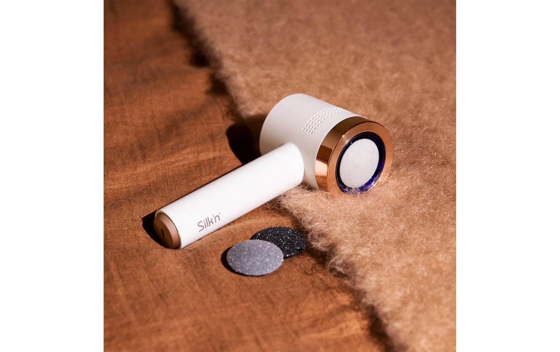 Silk'n Hornhautentferner VacuPedi – Akku 2000 mAh, 110 min, 2 Stufen – Weiss, Roségold – Kunststoff