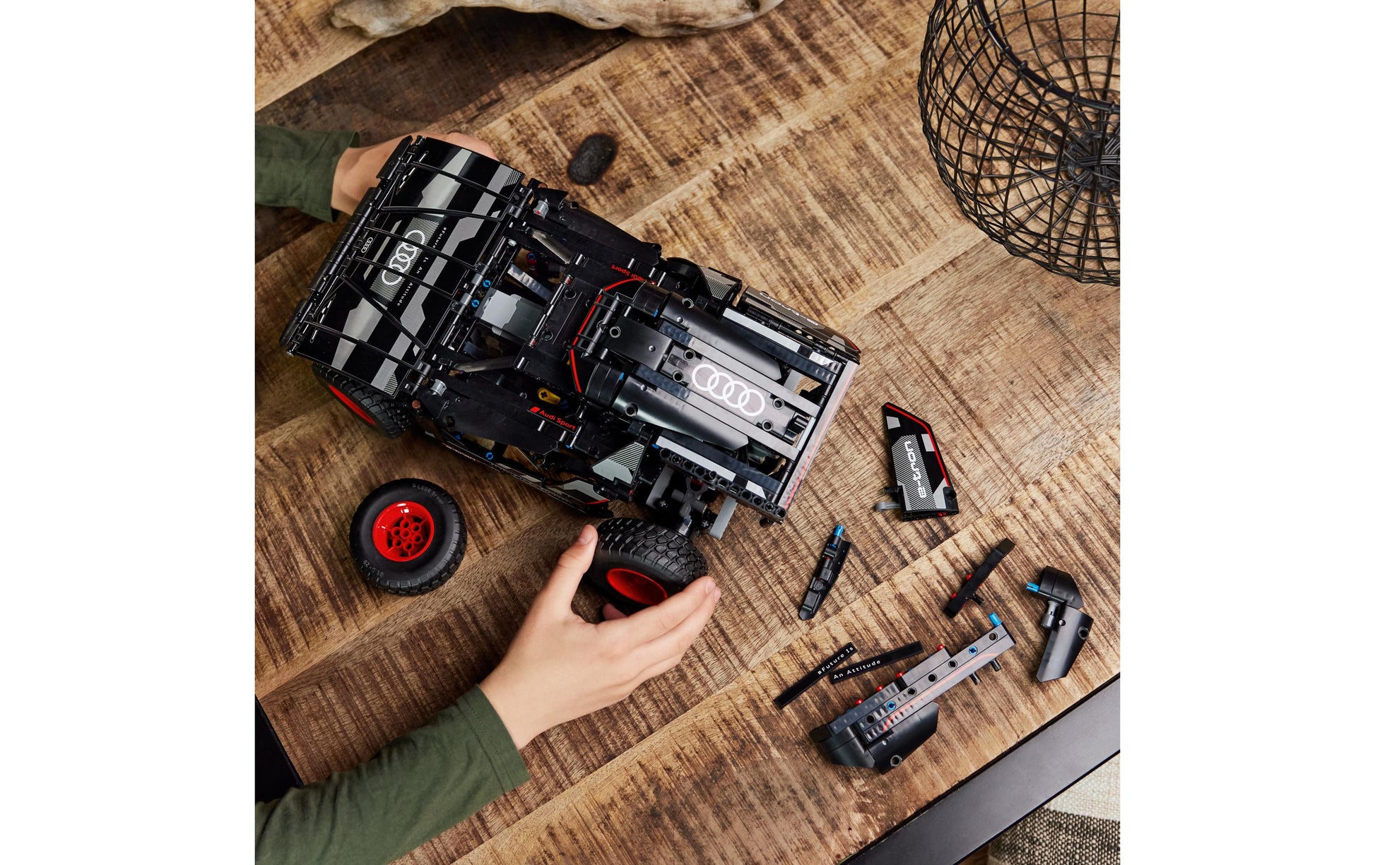 LEGO Technic Audi RS Q e-tron 3D-Puzzle – 914 Teile – 19 × 15 × 37 cm – ab 10 Jahren
