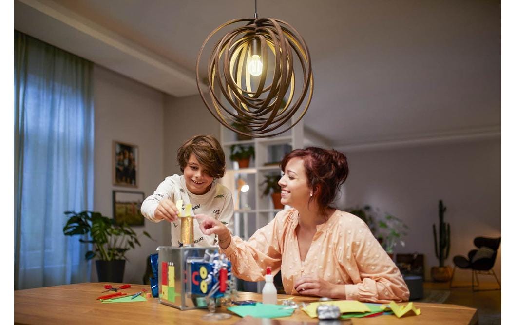 Philips by Signify Philips LED-Leuchtmittel E27 A-Form – 1095 lm, 5,2 W, Warmweiss 2700 K, 300° – 1 Stk. – Klar, Glas