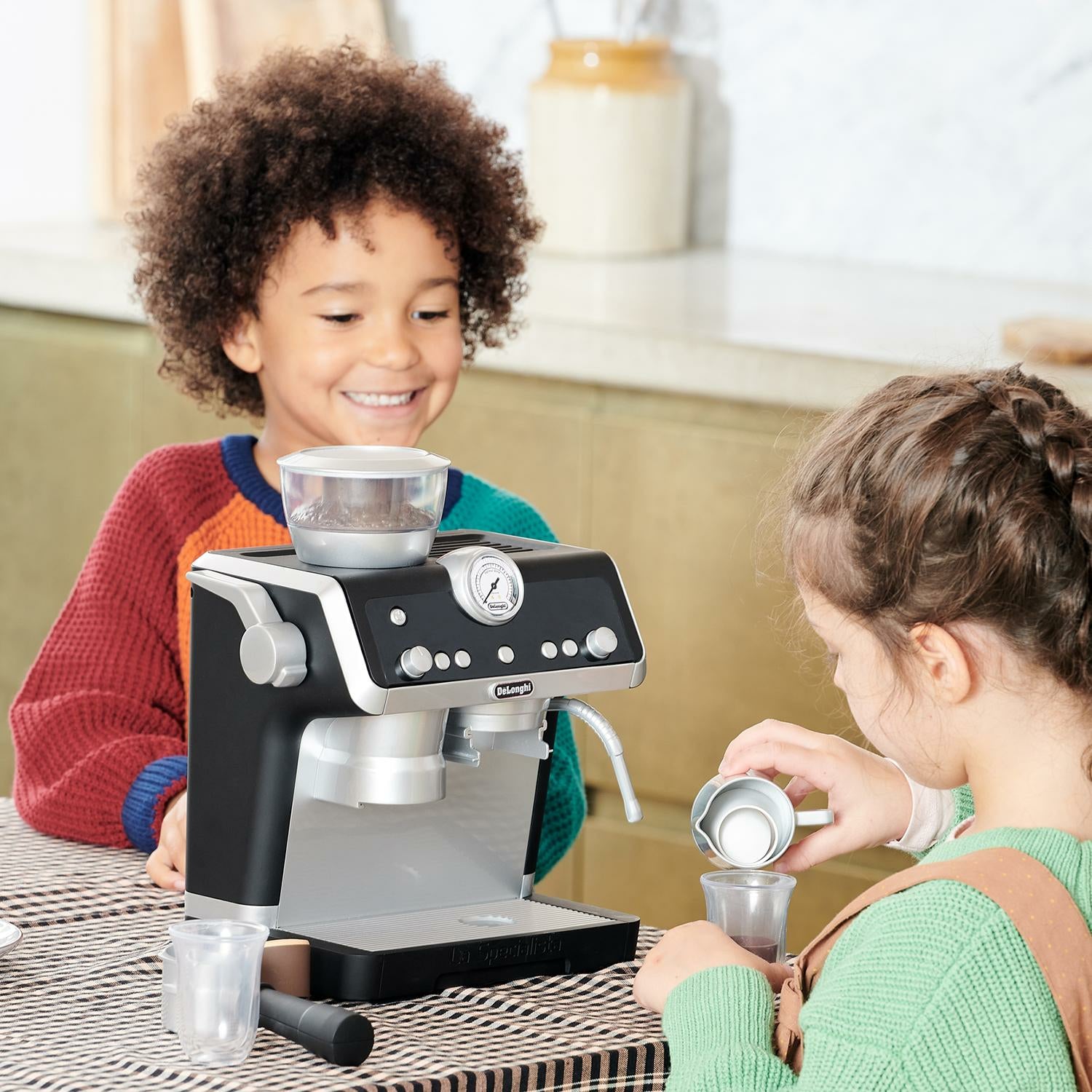 Casdon Spielzeug-Kaffeemaschine – Barista – batteriebetrieben, 2 × AAA – 16 × 28,5 × 25 cm – 1 Stück – ab 3 J.