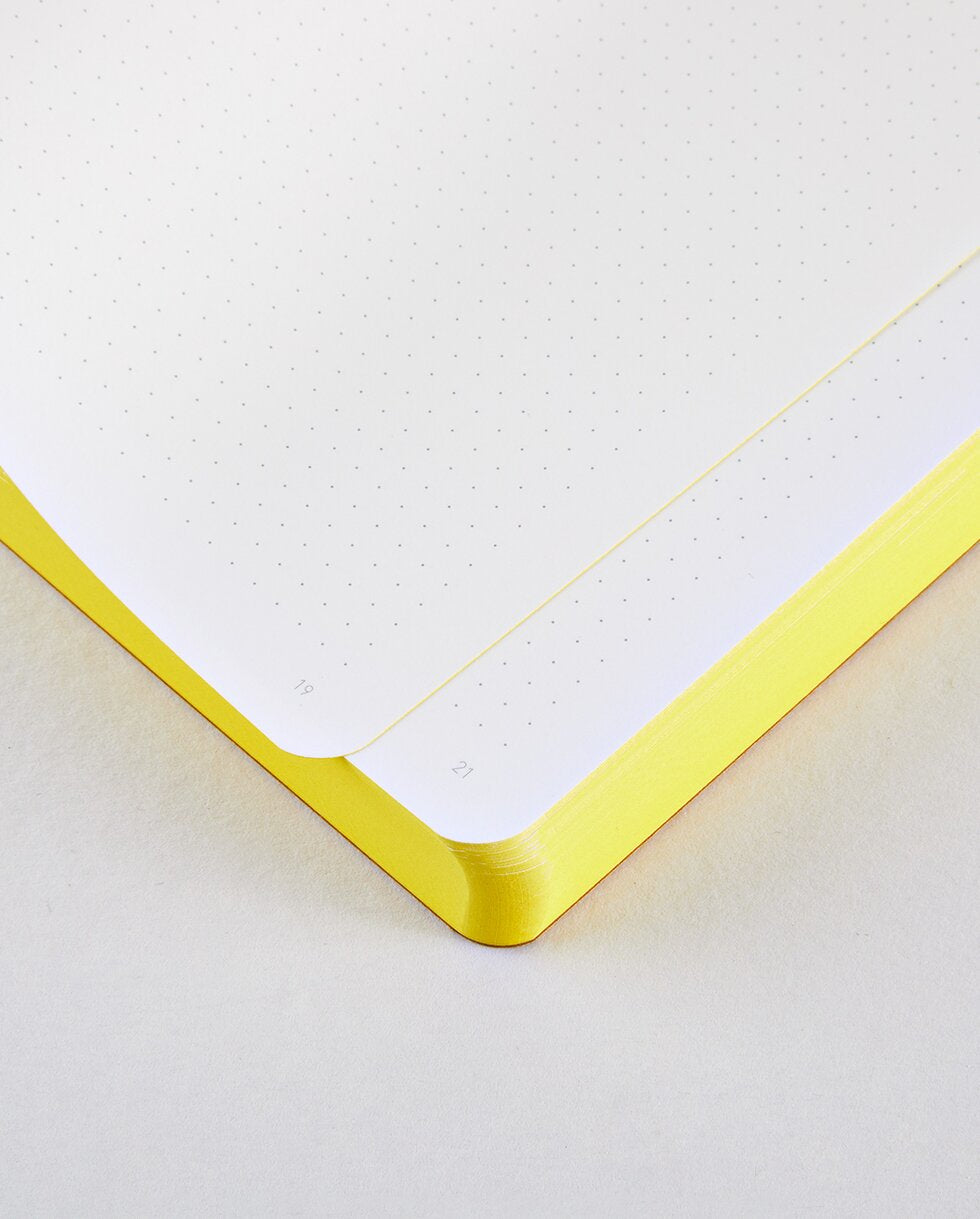 nuuna Notizbuch – A5 – 120 g/m² – Softcover, Fadenheftung, nummerierte Seiten, recyceltes Leder – Schwarz/Gelb