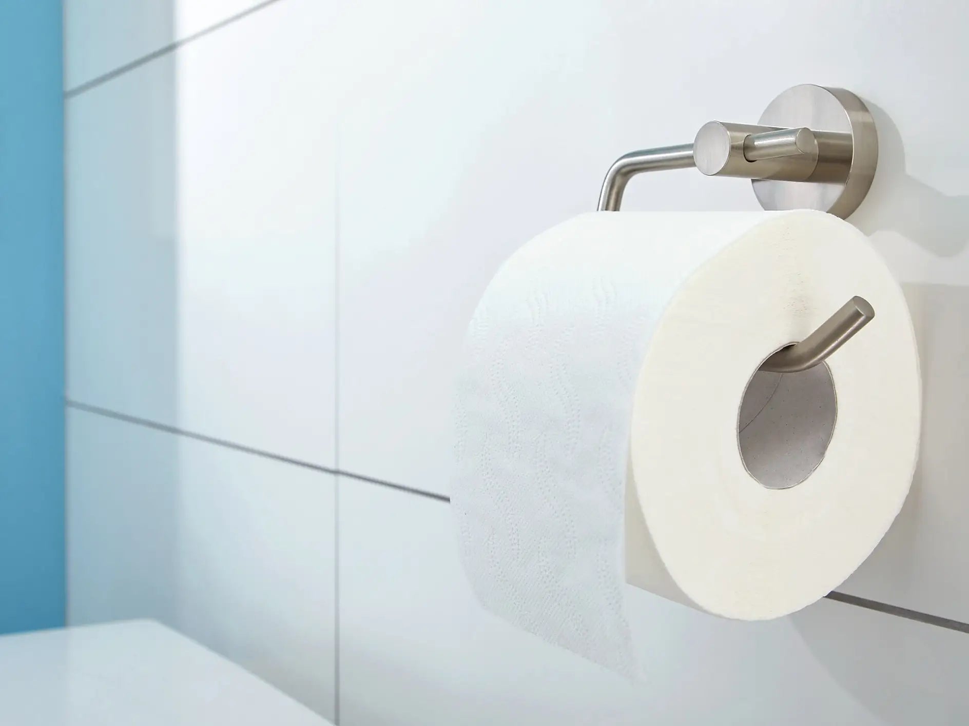 TESA MOON – Toilettenpapierhalter – Edelstahl, klebend, 13,8 × 5 × 10,5 cm