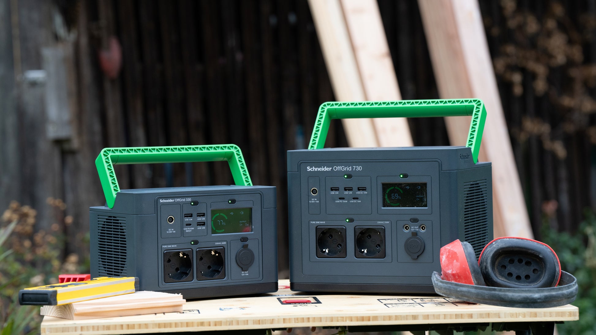 APC OffGrid 730 – Powerstation, 738 Wh, 700 W AC, Li‑Ion, 2× Schuko (Typ F), LCD, Kabelloses Laden