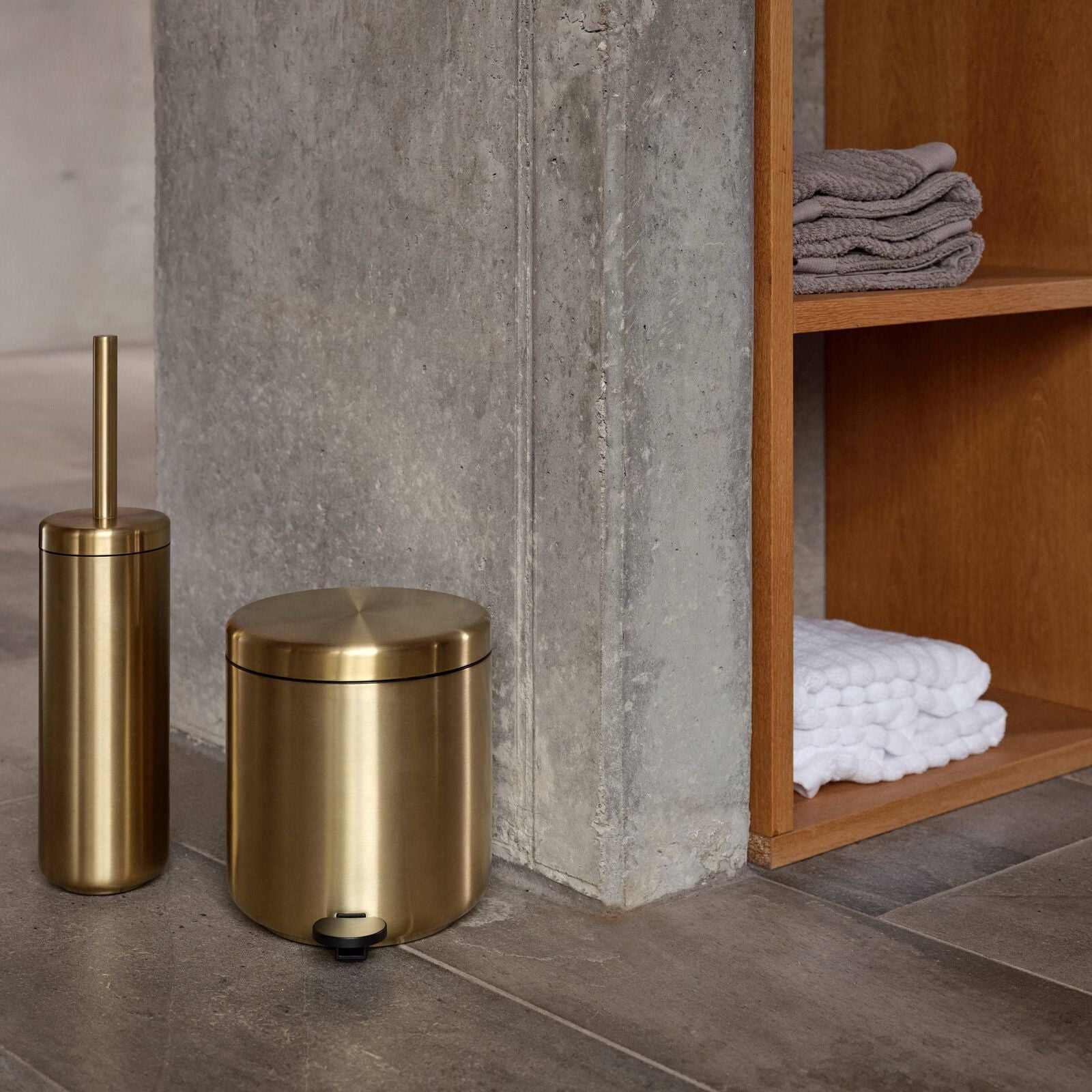 Zone Denmark Ume – WC-Bürstenset – Stahl Gold, bodenstehend, mit Deckel, H 43 cm