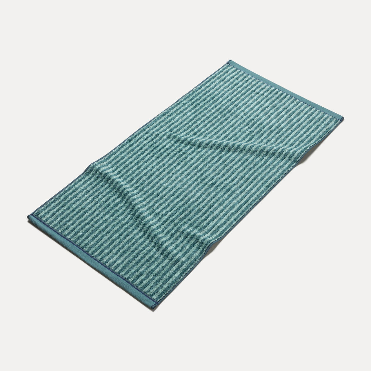 MÖVE Duschtuch Geometric Shapes Stripes – 67 × 140 cm, Grün, 100% Baumwolle, 530 g/m²