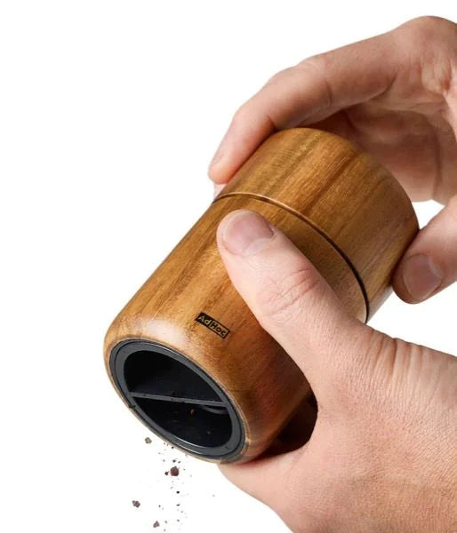 AdHoc SF11 – Salz-/Pfeffermühle Ø 6,6 × 10,4 cm, Akazienholz/Edelstahl/Kunststoff, Braun
