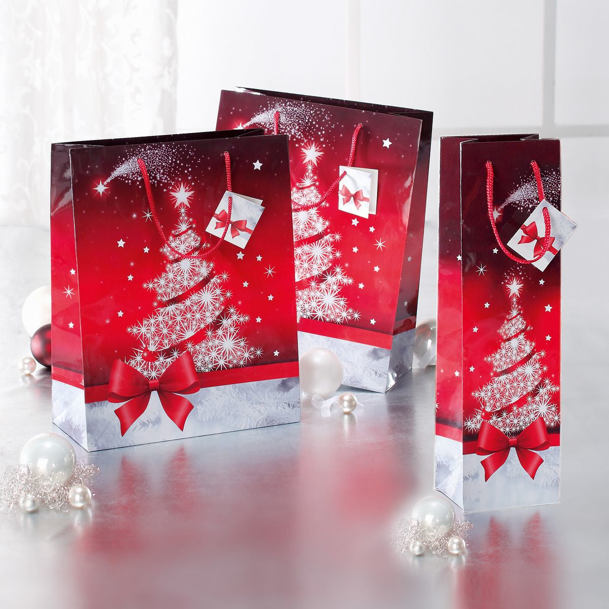 Sigel Geschenktasche Sparkling Tree glänzend – 100 × 350 × 80 mm – 157 g/m², mit Geschenkanhänger – Weihnachten