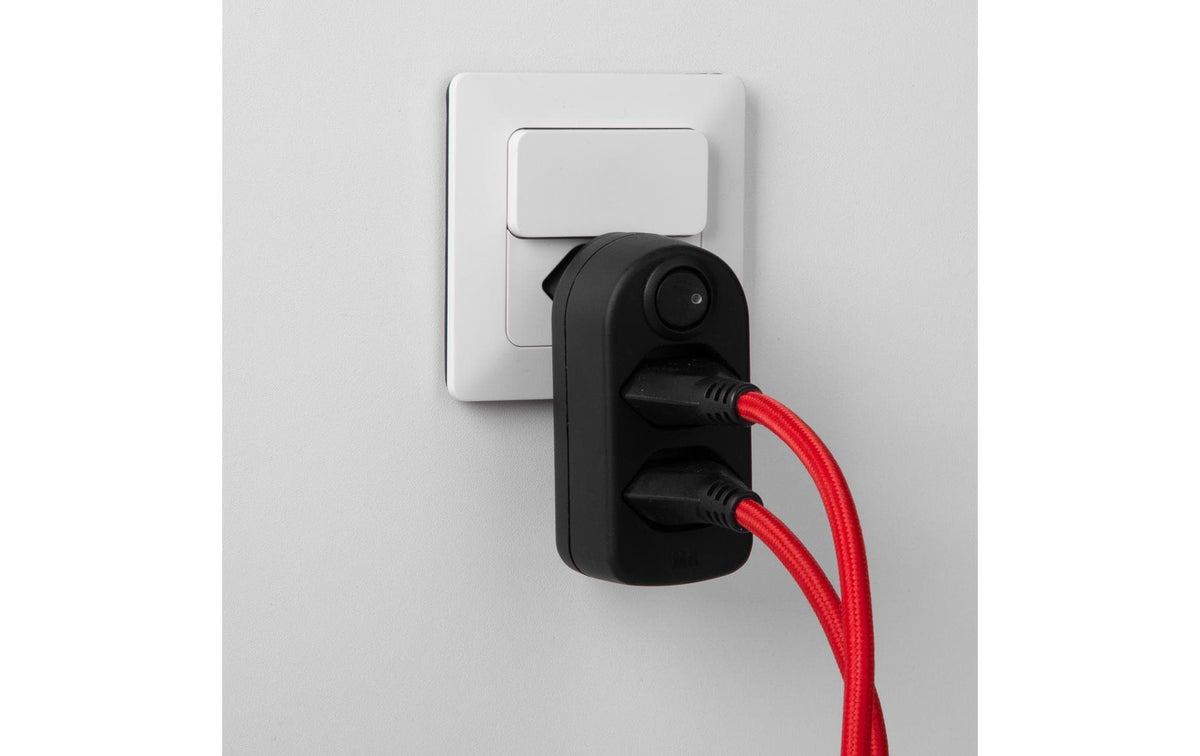 Max Hauri AG Max Hauri ADAPT Abzweigstecker – T12 zu 2× T13, beleuchteter Schalter drehbar 320° – Weiss