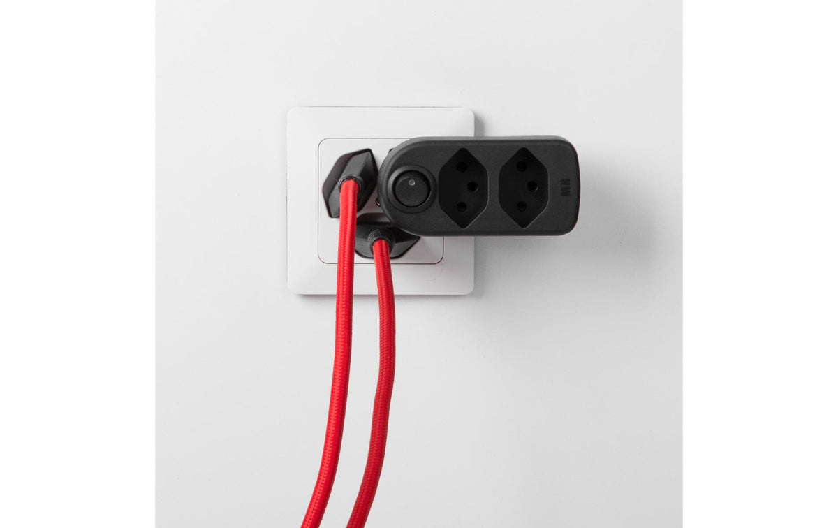 Max Hauri AG Max Hauri ADAPT Abzweigstecker – T12 zu 2× T13, beleuchteter Schalter drehbar 320° – Weiss