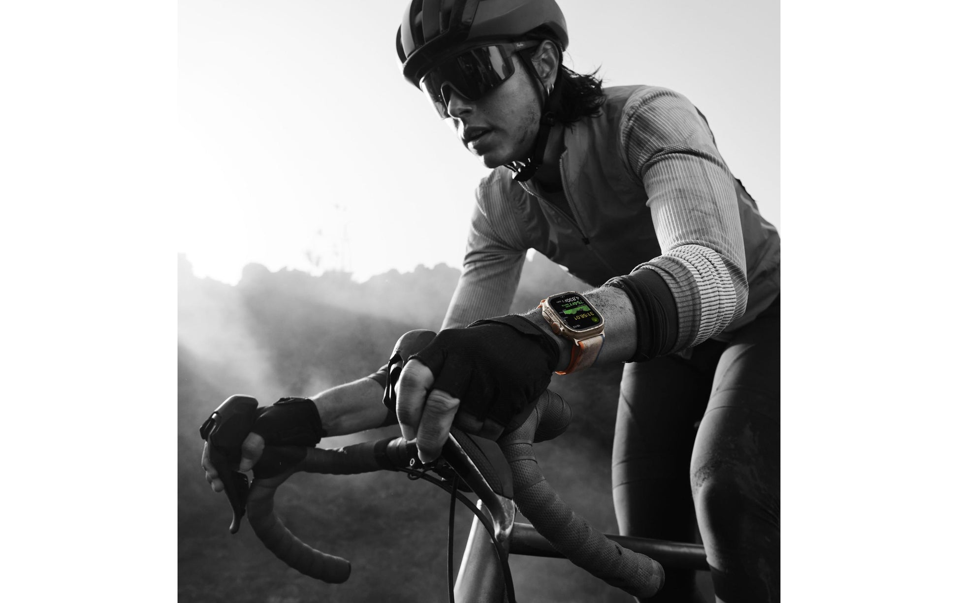 Apple Watch Ultra 2 – Smartwatch – 49 mm, LTE, OLED, Saphirglas, 100 m, Titan, Blue/Black Trail Loop (M/L)