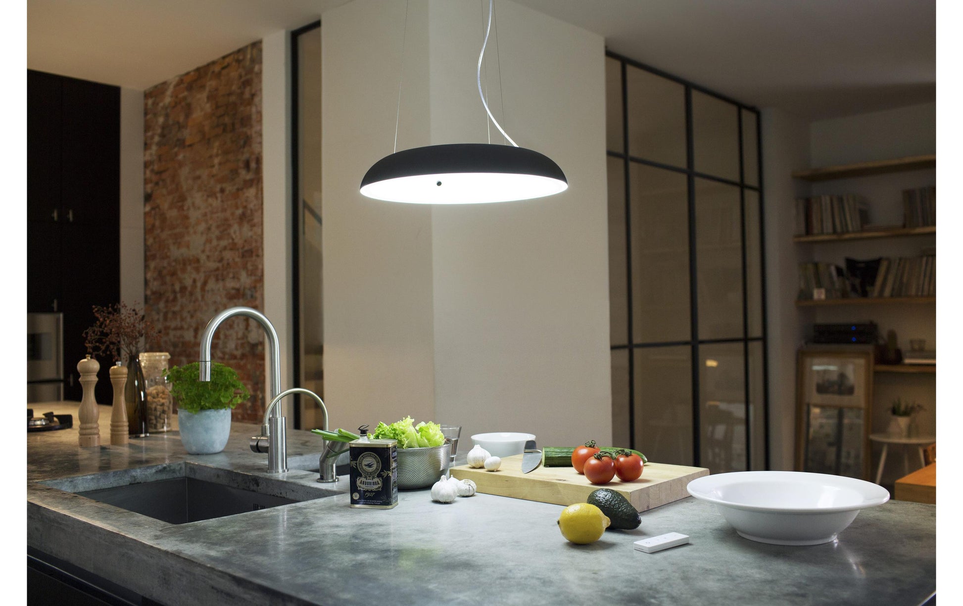 Philips by Signify Philips Hue Pendelleuchte White Amb. Amaze – Ø 43,4 cm, 2750 lm, 2200–6500 K, dimmbar, ZigBee/BT, schwarz