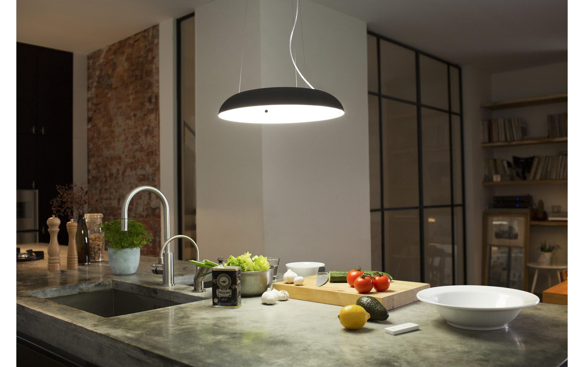 Philips by Signify Philips Hue Pendelleuchte White Amb. Amaze – Ø 43,4 cm, 2750 lm, 2200–6500 K, dimmbar, ZigBee/BT, schwarz