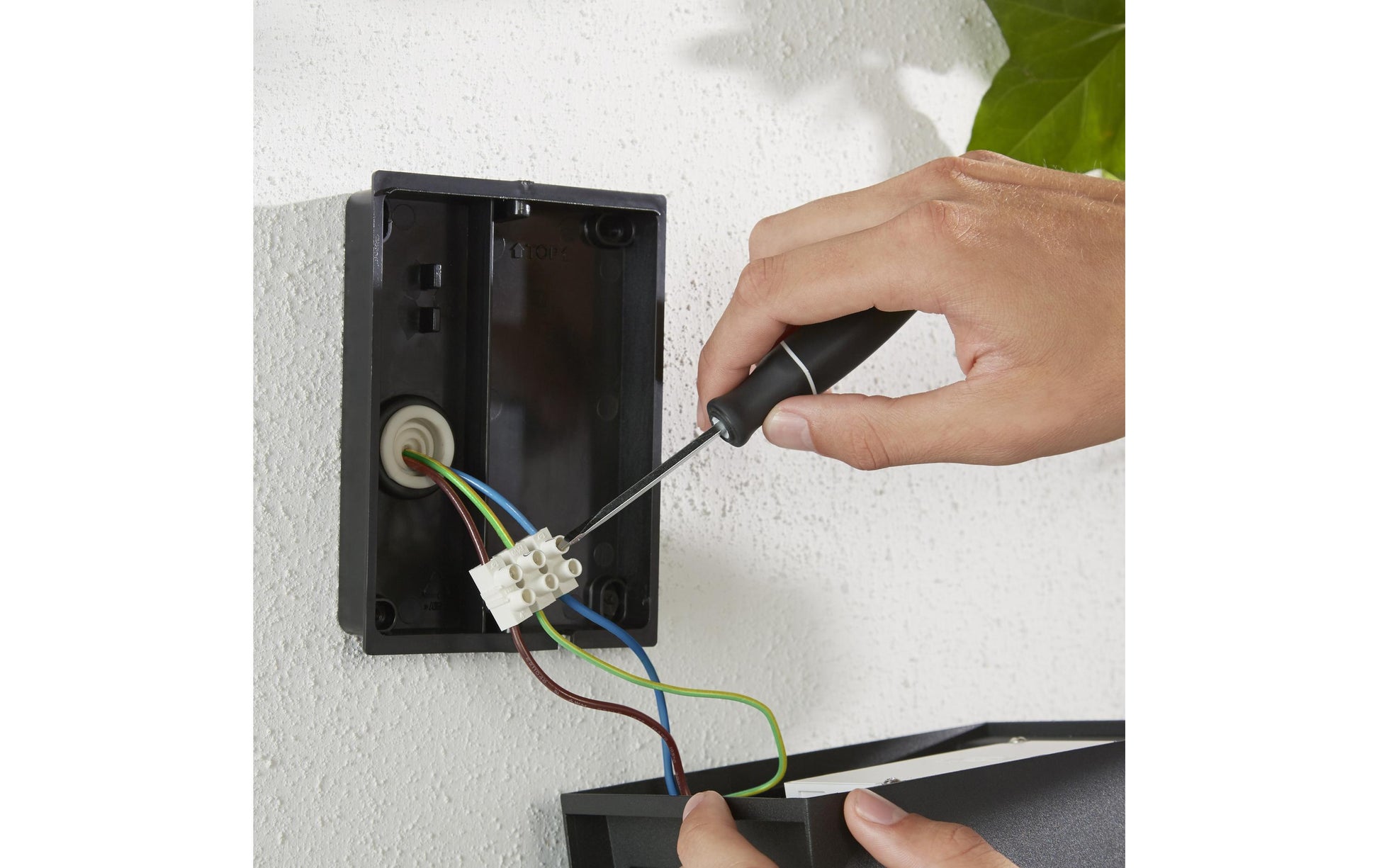 Philips by Signify Philips Hue Aussenwandleuchte – IP44 – Netzbetrieb – ZigBee, Bluetooth – dimmbar – Silber – Edelstahl