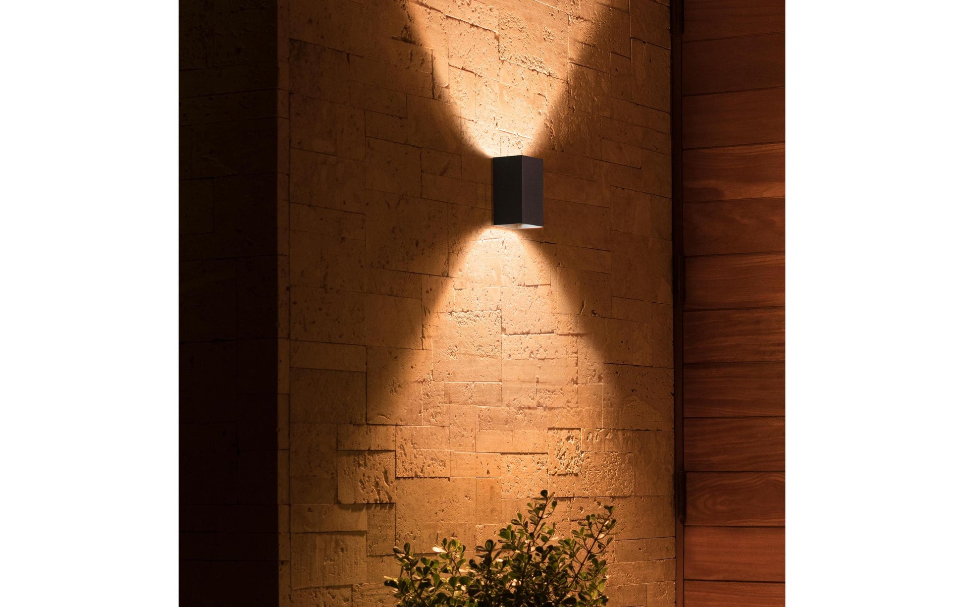 Philips by Signify Philips Hue Aussenwandleuchte – für Philips Hue (Hue Bridge erforderlich) – dimmbar – Schwarz – Aluminium