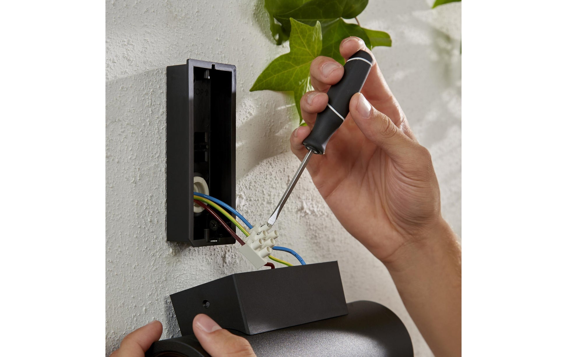 Philips by Signify Philips Hue Aussenwandleuchte – RGBW, 2000–6500 K – IP44 – Netzbetrieb – für Hue Bridge – Schwarz
