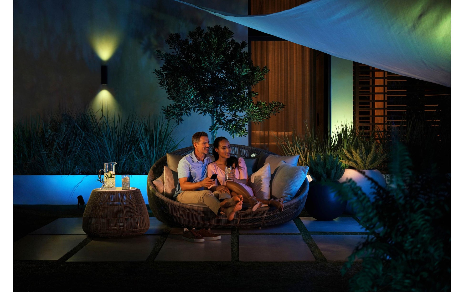 Philips by Signify Philips Hue Aussenwandleuchte – RGBW, 2000–6500 K – IP44 – Netzbetrieb – für Hue Bridge – Schwarz