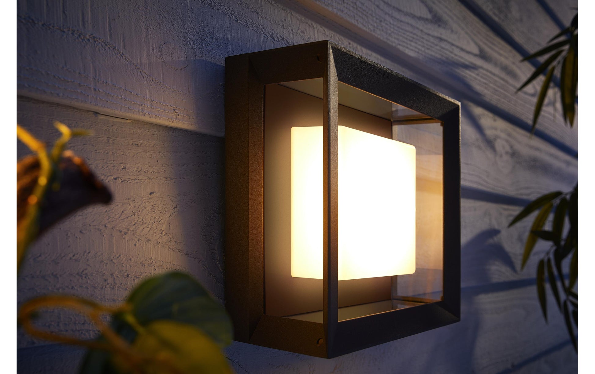 Philips by Signify Philips Hue Aussenwandleuchte – 26×26 cm – 1150 lm, 15 W – Warmweiss, 2000–6500 K – IP44 – Netzbetrieb