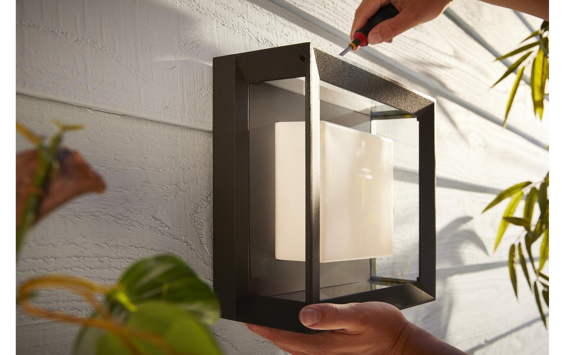 Philips by Signify Philips Hue Aussenwandleuchte – 26×26 cm – 1150 lm, 15 W – Warmweiss, 2000–6500 K – IP44 – Netzbetrieb