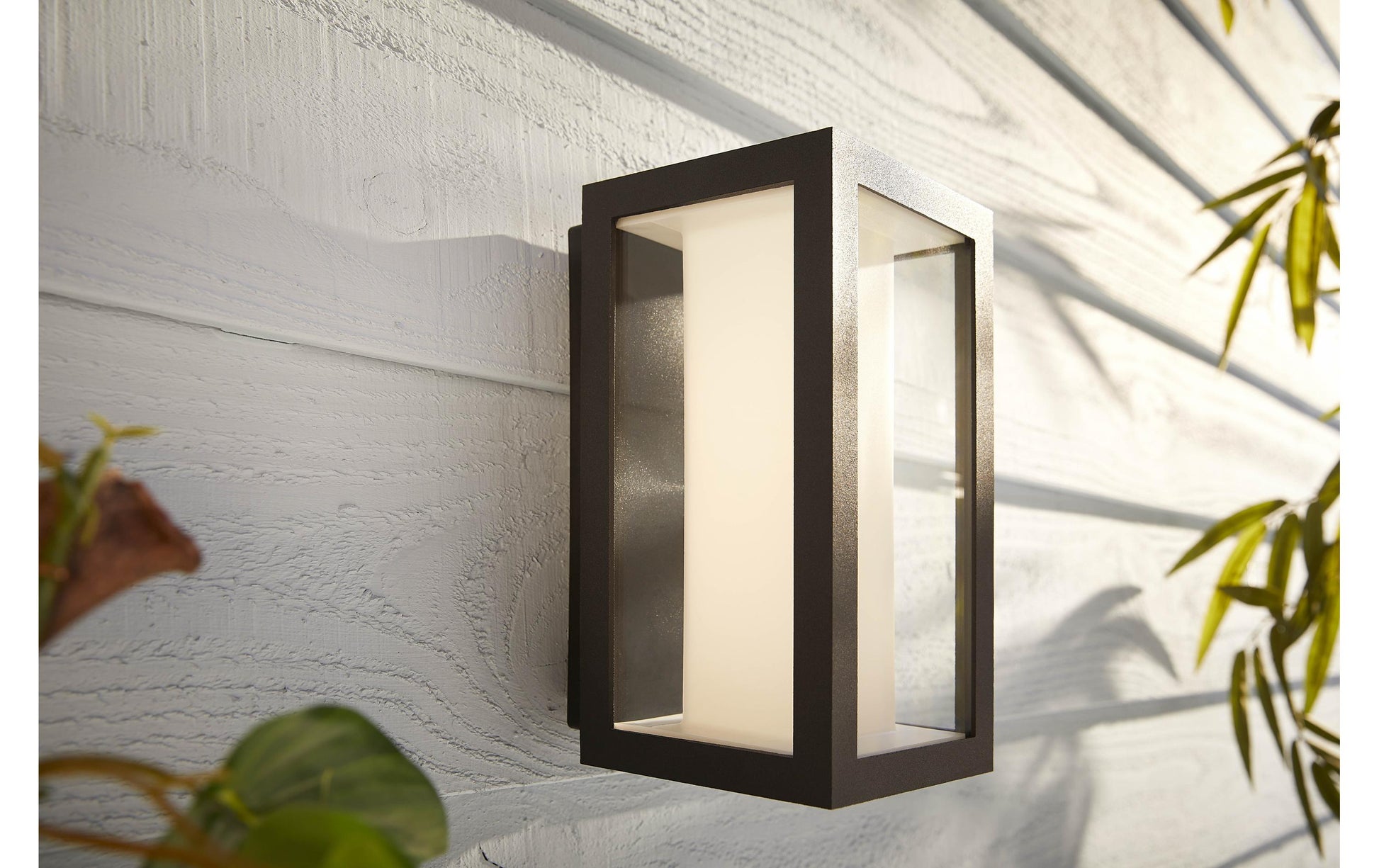 Philips by Signify Philips Hue Aussenwandleuchte – 1 200 lm, 16 W – Warmweiss, 2000–6500 K – IP44 – ZigBee – für Philips Hue