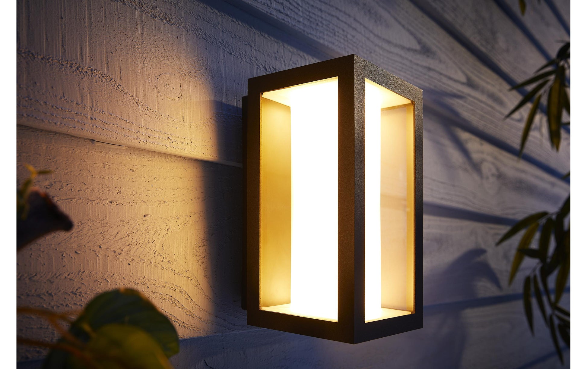 Philips by Signify Philips Hue Aussenwandleuchte – 1 200 lm, 16 W – Warmweiss, 2000–6500 K – IP44 – ZigBee – für Philips Hue