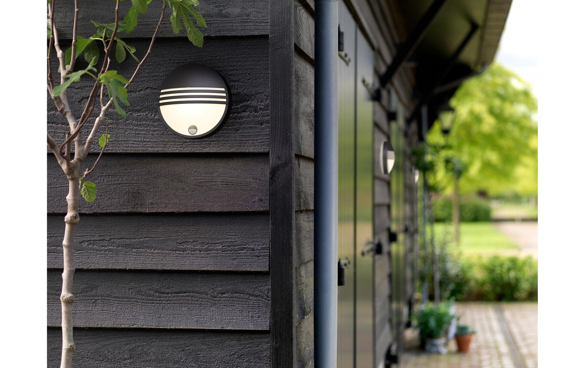 Philips by Signify Philips Aussenwandleuchte – Warmweiss, 2700 K – IP44 – Netzbetrieb – mit Bewegungsmelder – Schwarz – Harz