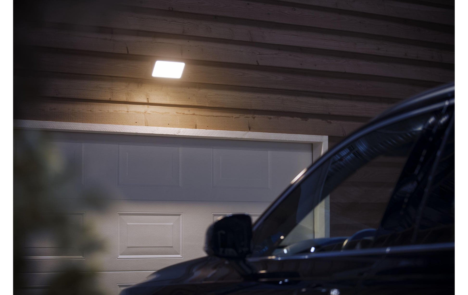 Philips by Signify Philips Hue Aussenwandleuchte – 22×15,3 cm – 2600 lm, 41 W – Warmweiss, 2700 K – IP44 – Netzbetrieb – ZigBee